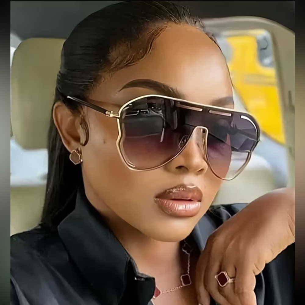 Affordable Fashion Finds Gold-Trim Black Gradient Aviator Sunglasses
